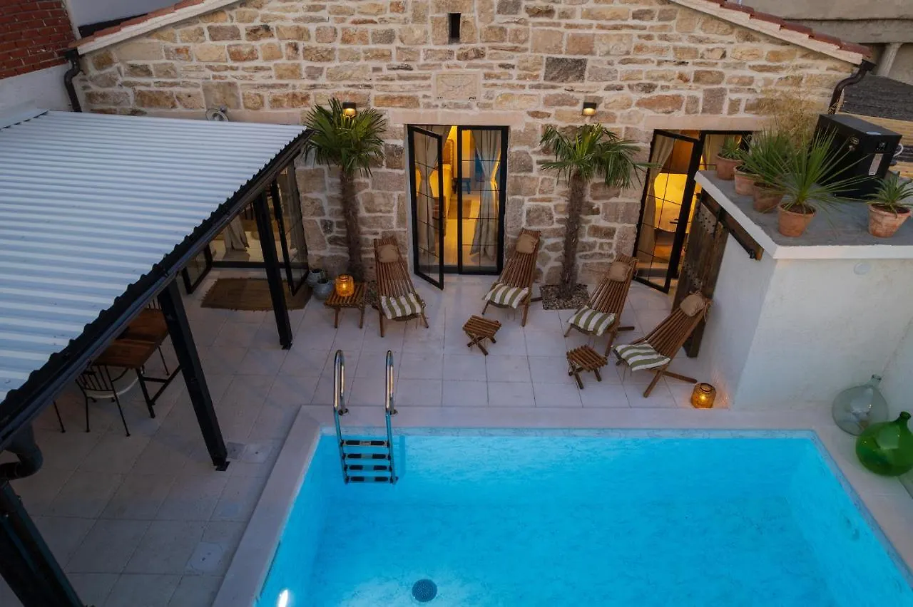 Blacksmith'S House - Rental House With Heated Pool Posedarje