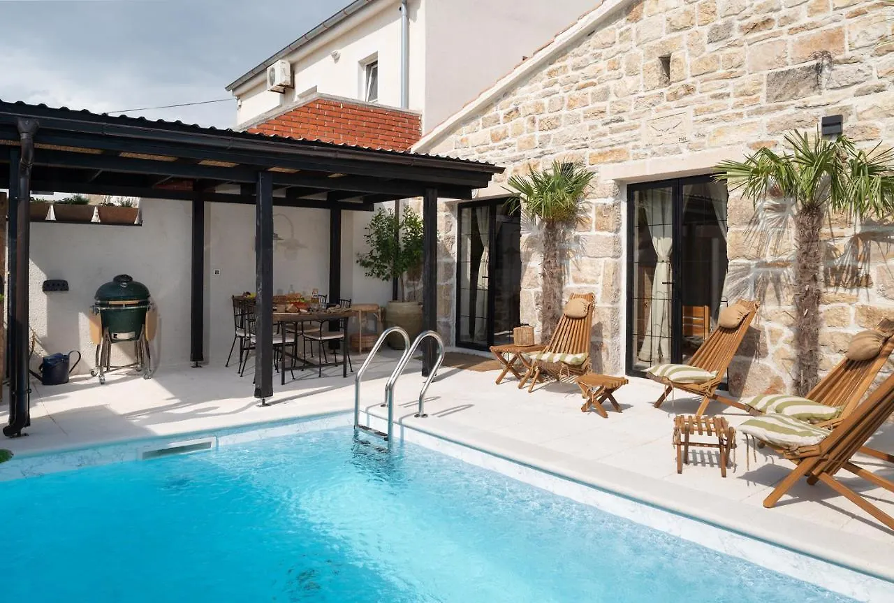 Blacksmith'S House - Rental House With Heated Pool Posedarje